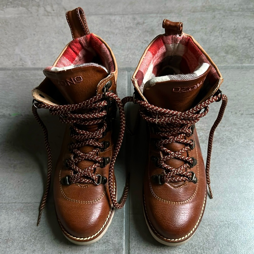 Capa de Ozono, brown booties.